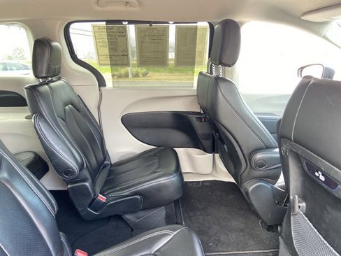 Used 2023 Chrysler Pacifica Touring-L image 20