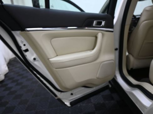 Used 2013 Lincoln MKS AWD image 19