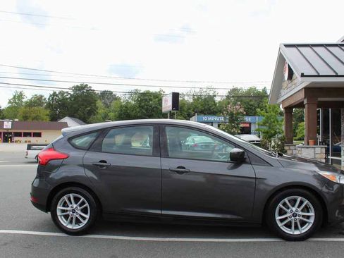 Used 2018 Ford Focus SE FWD image 4