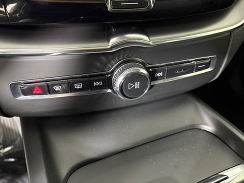 Used 2023 Volvo XC60 B5 Core image 29