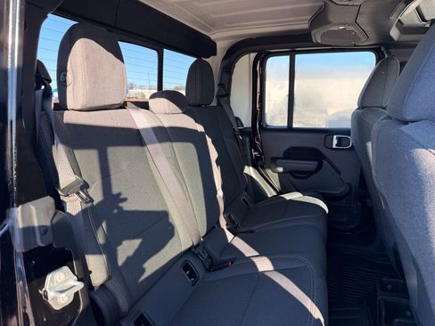 Used 2025 Jeep Gladiator Sport image 15