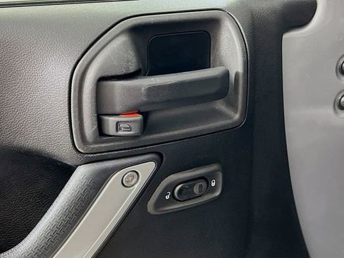 Used 2014 Jeep Wrangler Unlimited Rubicon image 9