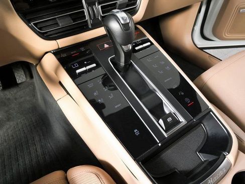Certified 2024 Porsche Macan w/ Premium Plus Package AWD/4WD image 18