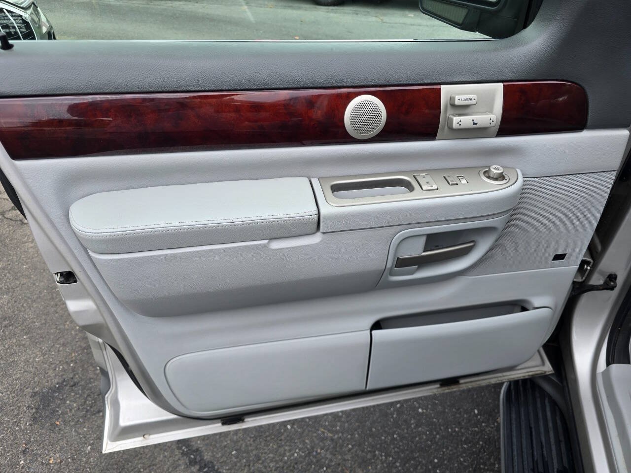 Used 2005 Lincoln Aviator AWD image 14