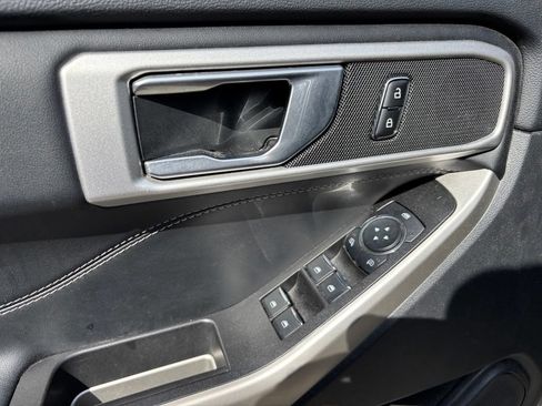 Used 2023 Ford Explorer XLT AWD/4WD image 33