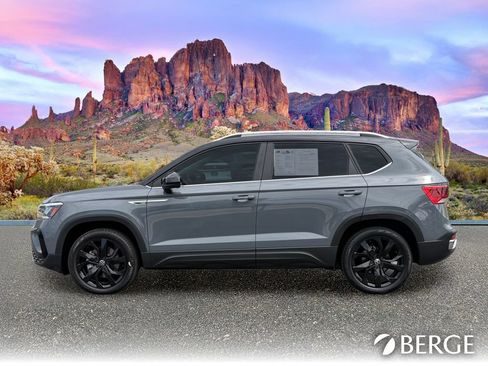 Used 2024 Volkswagen Taos SE w/ Panoramic Sunroof Package FWD image 3