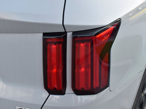 Used 2023 Kia Sorento SX AWD/4WD image 11