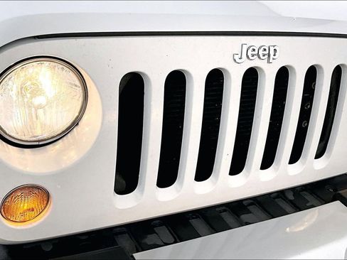 Used 2015 Jeep Wrangler Unlimited Sahara w/ Connectivity Group image 28