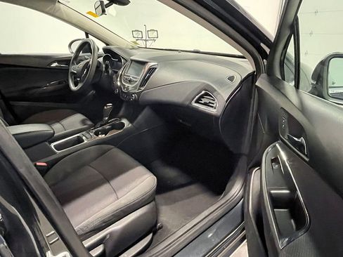 Used 2018 Chevrolet Cruze LT w/ Convenience Package FWD image 23