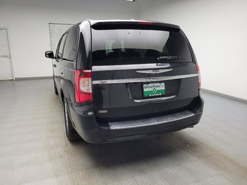 Used 2016 Chrysler Town & Country Touring FWD image 6