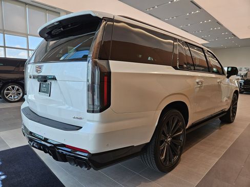Certified 2025 Cadillac Escalade ESV V AWD/4WD image 4