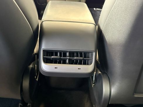 Used 2022 Tesla Model Y Long Range image 22