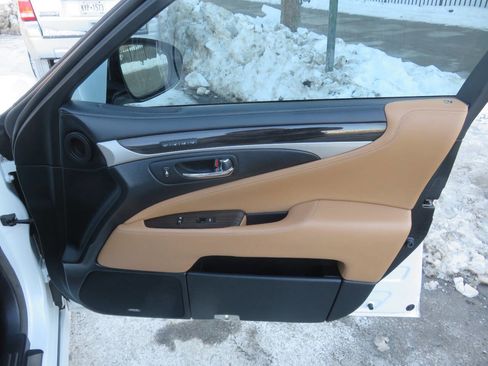 Used 2014 Lexus LS 460 AWD image 32