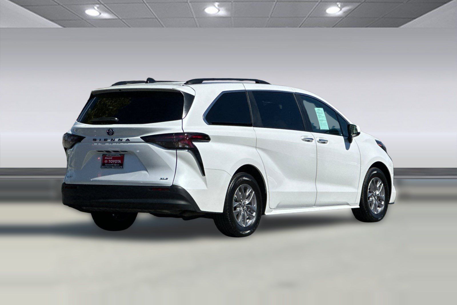Used 2026 Toyota Sienna XLE FWD image 9