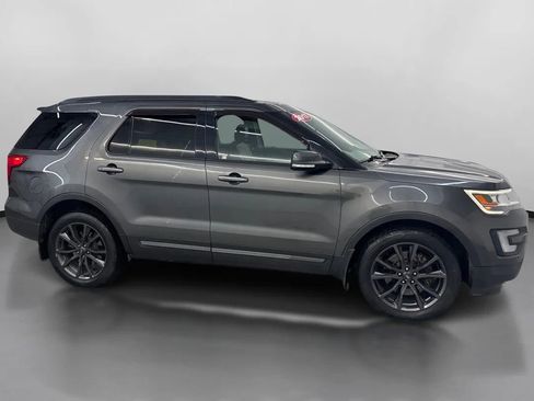 Used 2017 Ford Explorer XLT w/ XLT Technology Feature Bundle image 11