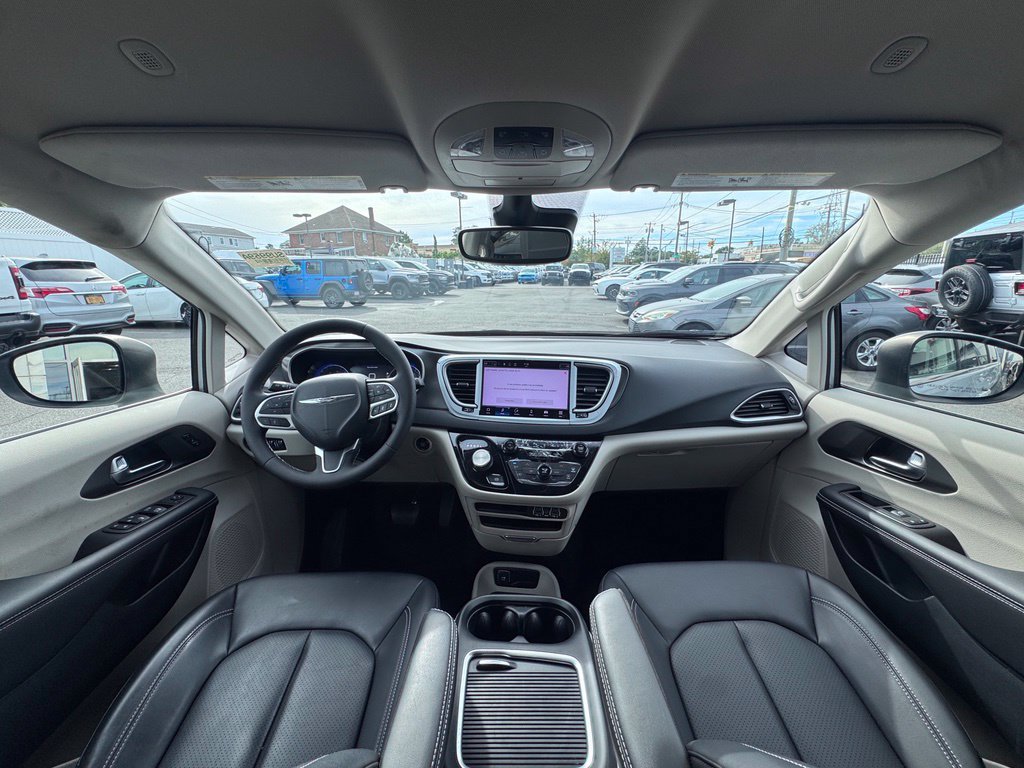 Used 2023 Chrysler Pacifica Touring-L FWD image 30