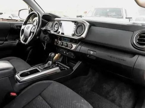 Used 2021 Toyota Tacoma SR5 w/ Trail Edition image 18