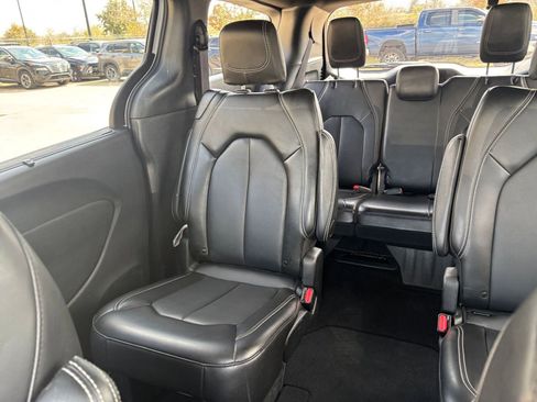 Used 2025 Chrysler Pacifica Select image 42