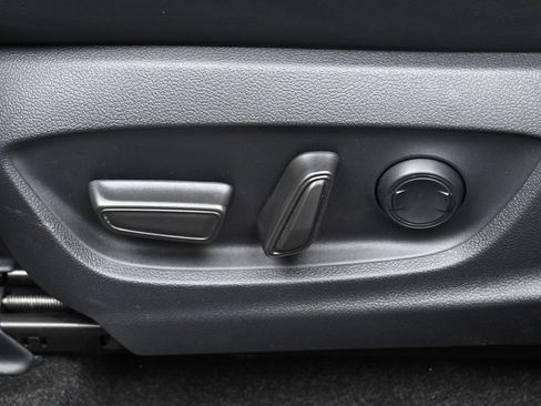 Certified 2025 Toyota Crown Signia image 12