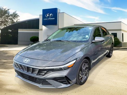 Certified 2024 Hyundai Elantra Limited FWD image 3