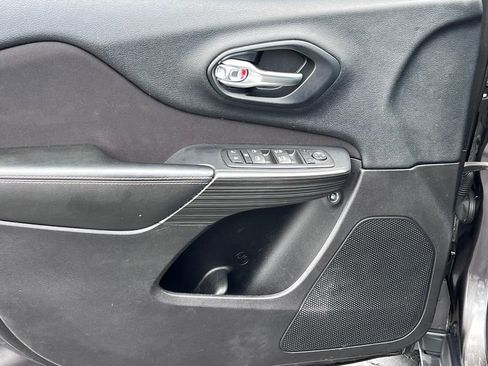 Used 2016 Jeep Cherokee Latitude AWD/4WD image 11