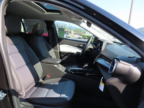 New 2025 Chevrolet Trax LT w/ Sunroof Package image 30