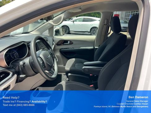 Used 2021 Chrysler Voyager L FWD image 8