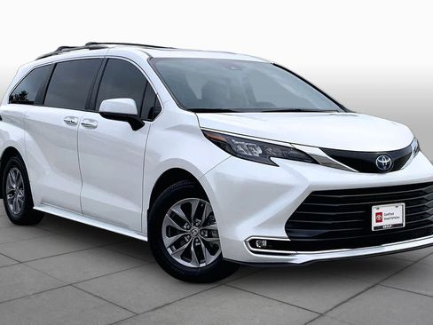 Used 2024 Toyota Sienna XLE FWD image 3