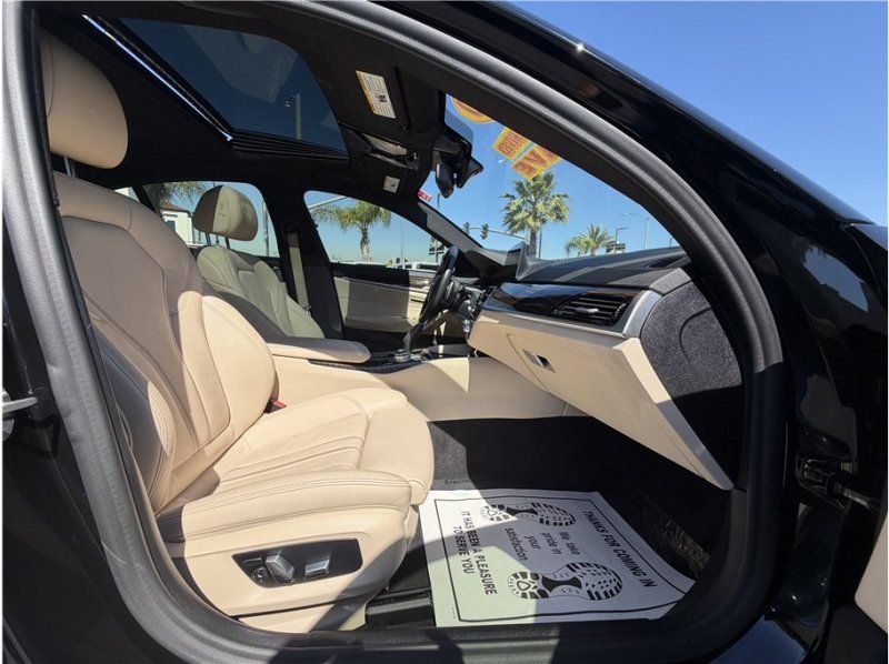 Used 2020 BMW 530i w/ Premium Package RWD image 29