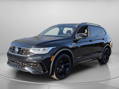 Used 2023 Volkswagen Tiguan SE R-Line image 2