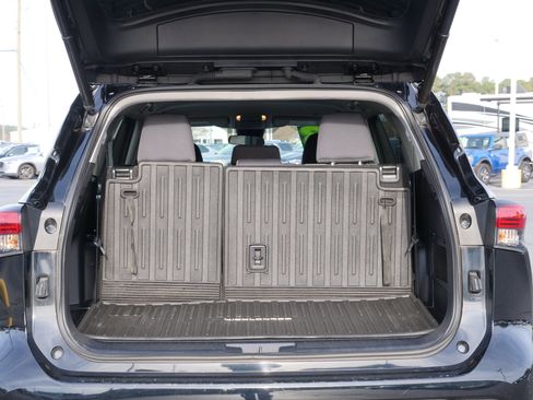 Used 2023 Toyota Highlander FWD image 14