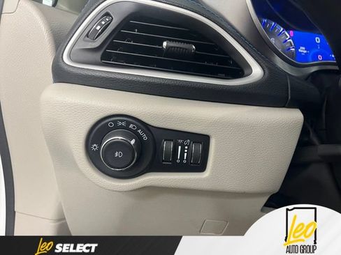 Used 2021 Chrysler Pacifica Touring-L FWD image 29
