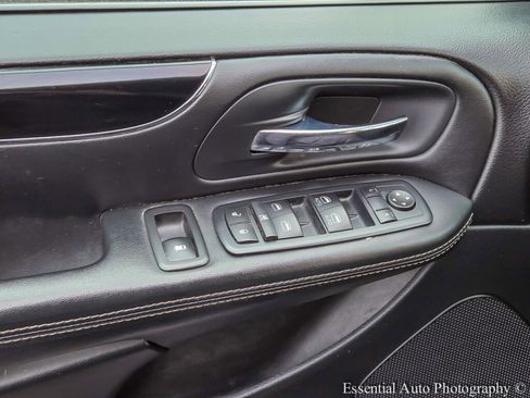 Used 2017 Dodge Grand Caravan SE image 17