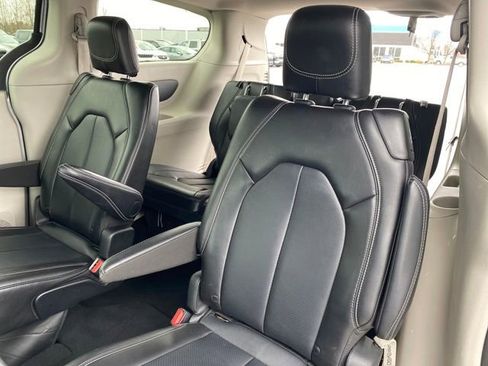 Used 2024 Chrysler Pacifica Touring-L FWD image 17