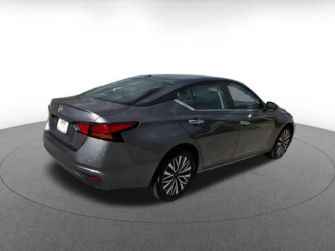 Used 2025 Nissan Altima 2.5 SV FWD image 11