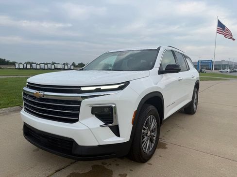 Used 2026 Chevrolet Traverse LT w/ Driver Confidence Package FWD image 11