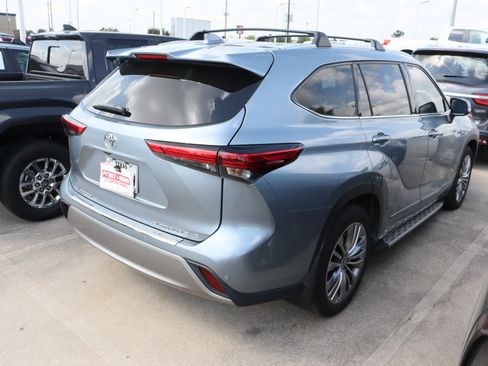 Used 2021 Toyota Highlander Platinum image 11