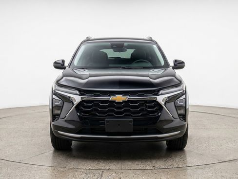 Used 2025 Chevrolet Trax LT FWD image 2
