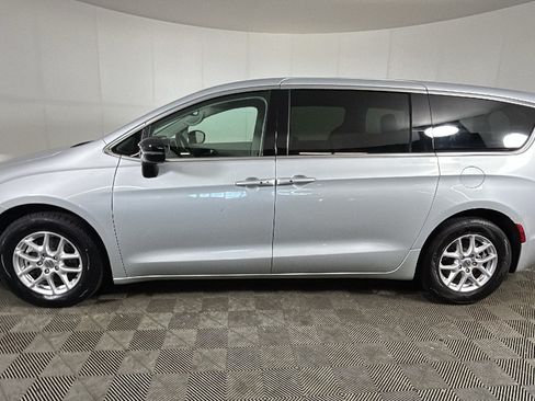 Used 2024 Chrysler Pacifica Touring-L FWD image 5