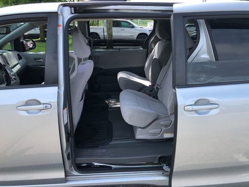 Used 2020 Toyota Sienna LE w/ Carpet Mat Package FWD image 24