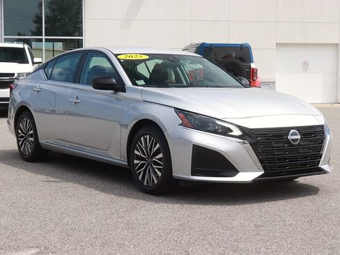 Used 2025 Nissan Altima 2.5 SV FWD image 3