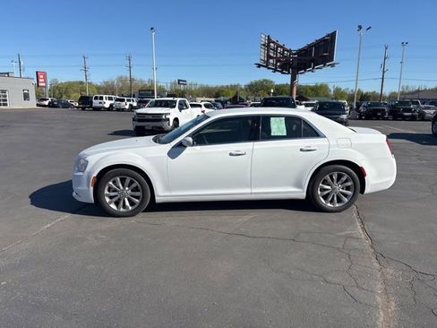 Used 2023 Chrysler 300 Touring AWD/4WD image 5