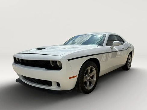 Used 2015 Dodge Challenger SXT w/ Driver Convenience Group RWD image 4
