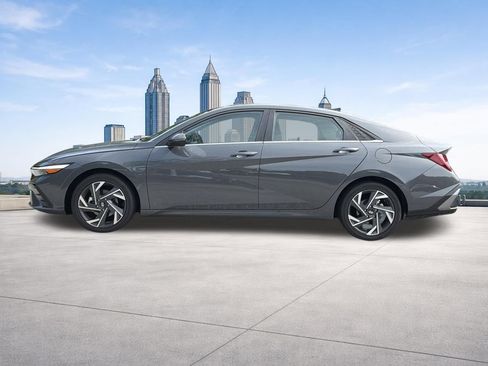 Used 2025 Hyundai Elantra Limited FWD image 22