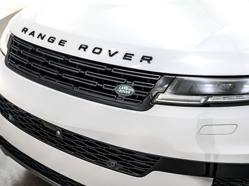 Used 2025 Land Rover Range Rover Sport SE image 13