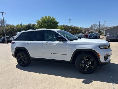 Used 2025 Jeep Grand Cherokee Limited w/ Black Appearance Package image 2