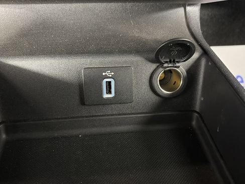 Used 2018 Ford Fusion SE w/ Fusion SE Technology Package FWD image 16