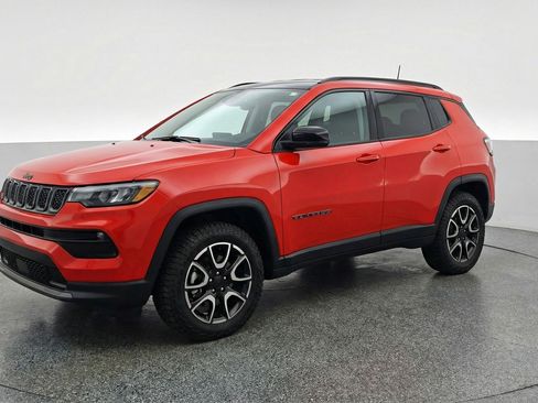 Used 2025 Jeep Compass Trailhawk AWD/4WD image 3