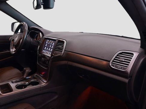 Used 2018 Jeep Grand Cherokee Laredo image 28