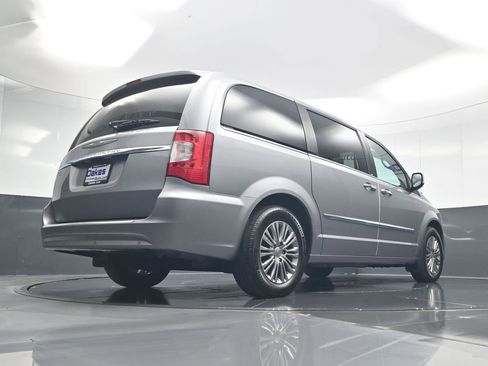 Used 2013 Chrysler Town & Country Touring-L w/ Driver Convenience Group FWD image 43
